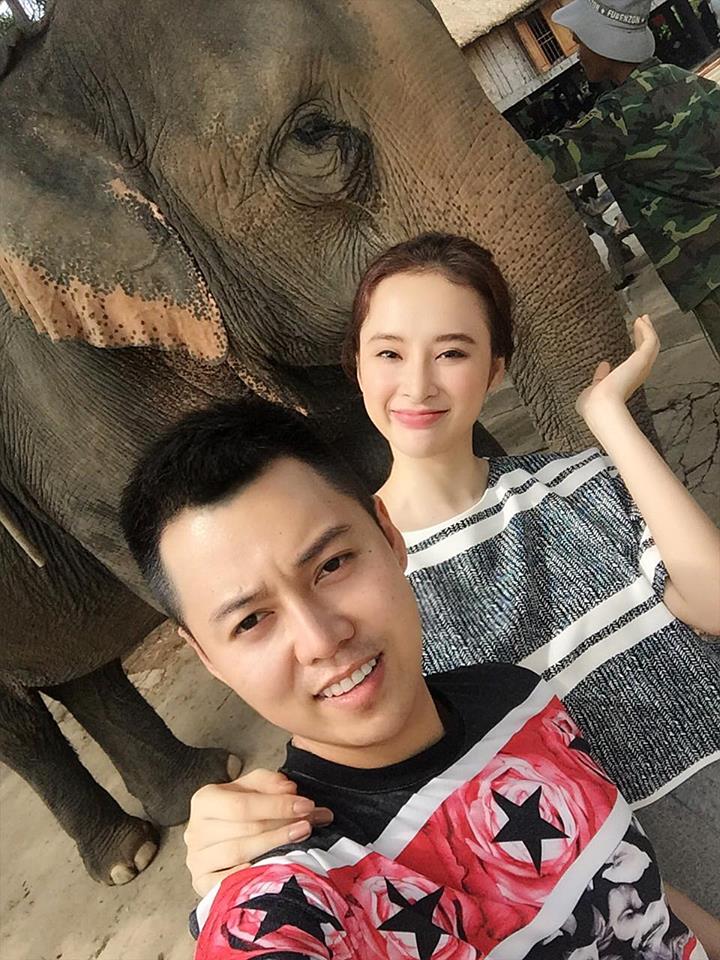 Angela Phương Trinh selfile cùng trai lạ, 'Về Đắc Lắc coi voi vui và thú vị'.